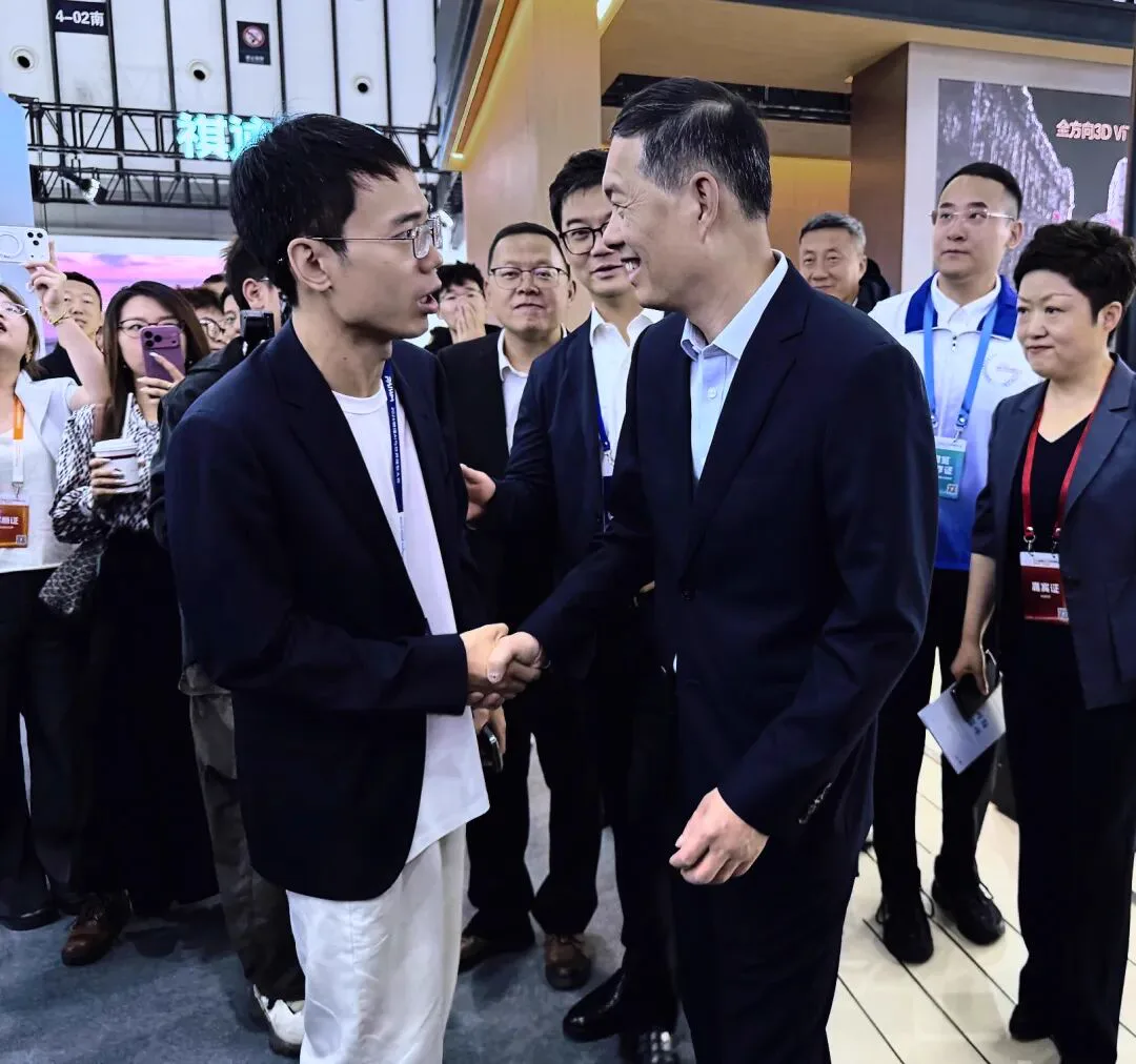 江苏省省长刘小涛与爱化身科技代表在展区交流