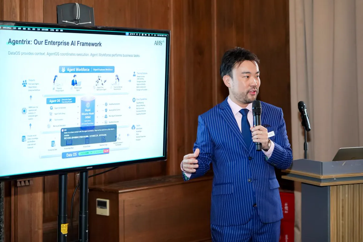 Cao Likun presenta IA empresarial a la delegación NEP-AI